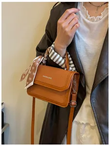Sac bandoulière rétro en cuir PU marron vue détail avec décoration d'écharpe élégante.