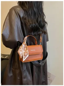 Sac à bandoulière élégant en cuir PU marron pour femme, petit sac rétro vintage.
