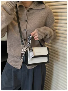 Détails du sac bandoulière élégant en cuir PU noir et blanc avec une écharpe chic à motifs.