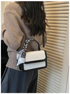 Sac à bandoulière élégant en PU pour femme, sac carré contrasté tendance avec décoration foulard.