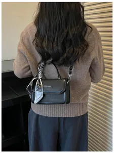 Sac bandoulière carré en PU noir avec écharpe, style rétro minimaliste pour femmes.