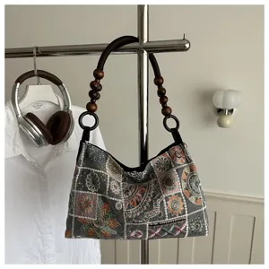 Elegante borsa a spalla ricamata da donna, borsa boho chic con manico di perle in legno.
