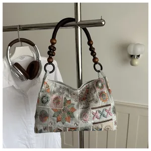 Borsa a tracolla ricamata chic da donna con manico di perle di legno e patchwork.