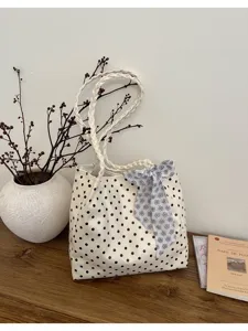 Bolso de hombro estilo coreano de lunares con asas trenzadas y bonita cinta floral.