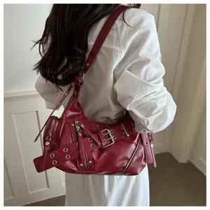 Retro rote Motorrad Schultertasche für Damen, schicke Y2K Achseltasche mit Metallschnallen.