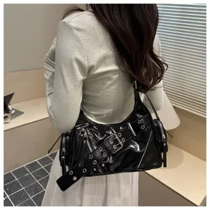 Retro schwarze Lackleder Motorrad Schultertasche für Damen, stylische Underarm Tasche, chic.