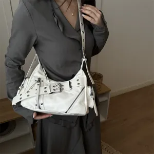 Trendige weiße Motorrad Schultertasche für Damen, stylische Hobo Bag mit Schnallen.