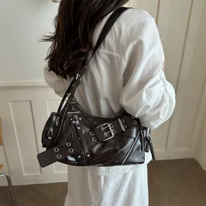 Retro Damen Achseltasche Vintage Motorrad Stil PU Leder Handtasche mit Metall Schnallen.