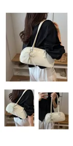 Vista detallada del elegante bolso de hombro de cuero encerado blanco con lazo.