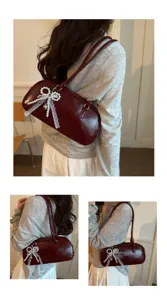 Bolso de hombro de cuero encerado vintage rojo vino, elegante baguette con lazo de perlas.