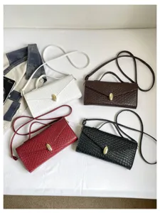 Detailansicht der geflochtenen Umhängetasche, stilvolle Pendlertasche mit Metallverschluss.