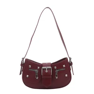 Borsa a spalla bordeaux alla moda con borchie punk e tasche frontali per donne chic.