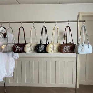 Bolso de hombro Boston de cuero encerado retro bajo el brazo con colgante de lazo de perlas.