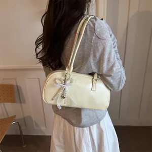 Bolso hombro retro de cuero mujer, bolso baguette bajo brazo con colgante lazo perlas.
