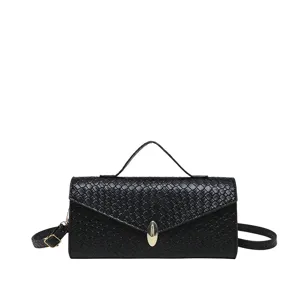 Schwarze geflochtene Umhängetasche für Damen, elegante Henkeltasche mit Metallverschluss.