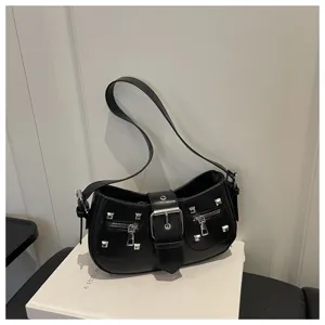 Borsa a spalla nera con borchie da donna, elegante borsa a tracolla in ecopelle rock chic.