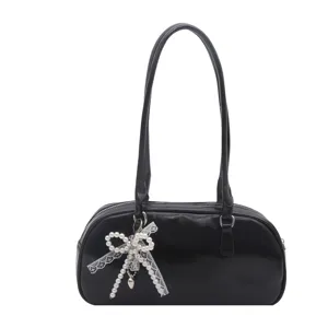 Elegante bolso de hombro de charol negro con colgante de lazo de perlas y encaje elegante.