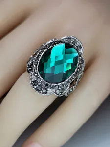 Vintage retro smaragdgroene edelsteenring met sprankelende zwarte kristalldetails voor dames.