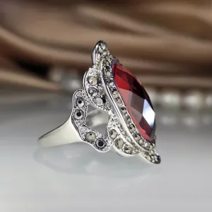 Vintage sierlijke markies rode edelsteen ring, zilverkleurig filigrain metaal met kristal pavé.