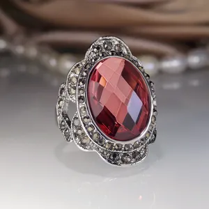 Vintage ovale rode strass statement ring met zilverkleurige kristal pavé band voor dames.
