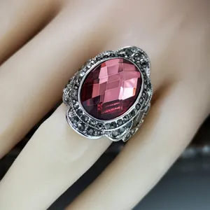 Gedetailleerde close-up van retro roze kristal statement ring met sprankelende strass accenten.