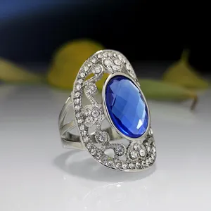 Gedetailleerde close-up van een vintage zilveren holle strass blauwe kristallen ring.