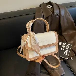 Sac Bandoulière Carré en Cuir PU Rétro Minimaliste pour Femmes Patchwork Rabat Sac à Main Avec Foulard Décoratif