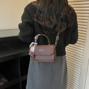 Sac bandoulière marron en cuir PU pour femme, petit sac carré vintage avec foulard chic.
