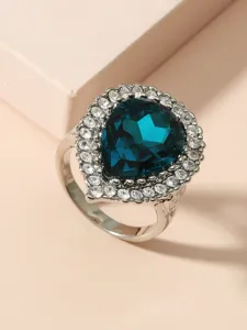 Detailaufnahme des Vintage blauen Kristallrings für Damen mit funkelndem Strasskranz Design.
