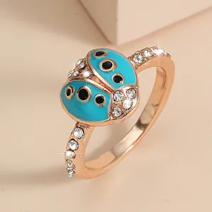 Charmanter Marienkäfer Strassring für Damen mit blauer Emaille und Kristallen in Roségold.