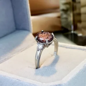 Detailansicht des Vintage Silberrings mit braunem Edelstein und Zirkonia Steinen.