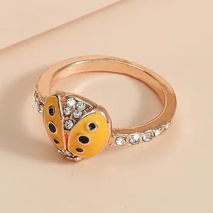 Detailansicht des zauberhaften Roségold Marienkäfer Rings mit funkelnden Zirkoniasteinen.