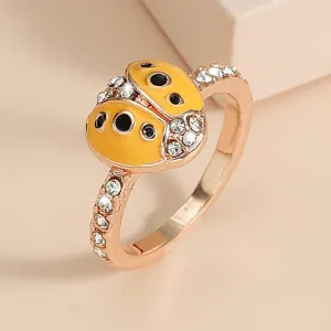 Nahaufnahme Detail des eleganten Marienkäfer Strass Rings in Roségold mit funkelnden Kristallen.