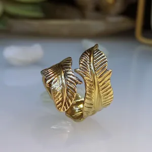 Gedetailleerd overzicht van de vintage gouden bladvormige open ring in boho stijl.