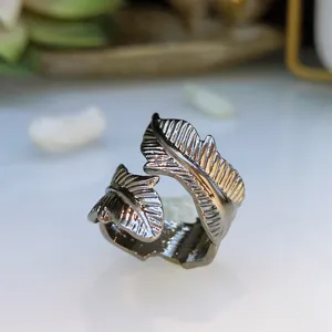 Retro zwart zilver blad open ring detail close-up, bohemien creatieve sieraden.