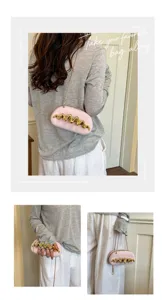 Dettagli della borsa a tracolla rosa con decoro metallico ondulato dorato, stile chic.