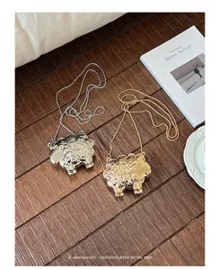 Sac bandoulière mini boîte mouton métallique soirée élégante acrylique design de niche