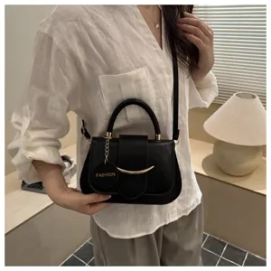 Elegante zwarte schoudertas voor dames, chique crossbody tas van leer met stijlvol gouden accent.