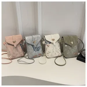 Borsa a tracolla ricamata per cellulare con motivo a farfalla e chiusura a cuore.