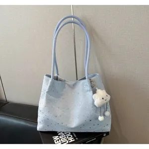 Γαλάζια τσάντα shopper από καμβά με μοτίβο αστέρων και χαριτωμένο κρεμαστό σύννεφο.