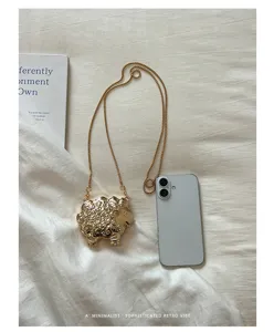 Détail de sac bandoulière mini mouton en métal doré, porte-monnaie animal mignon.