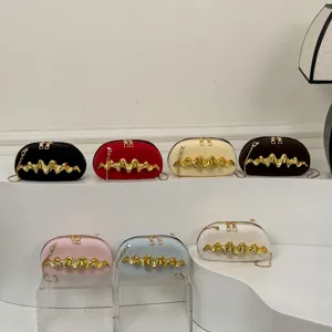 Borsa a tracolla metallica ondulata ed elegante pochette da sera con catena per donna.