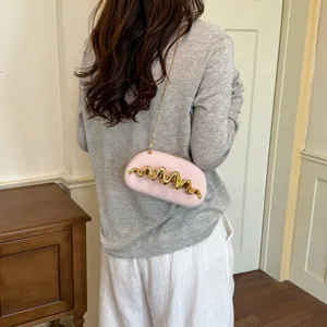 Elegante borsa a tracolla rosa con decorazione a onda dorata per donne elegante sera.