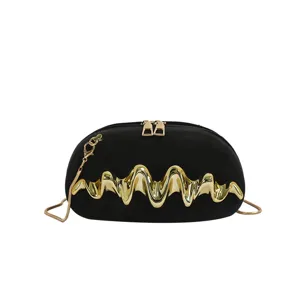 Elegante borsa da sera nera con decoro in metallo dorato ondulato e tracolla a catena.