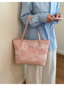 Λεπτομέρεια ροζ casual τσάντας tote με φιόγκο και καρό μοτίβο για καθημερινό στιλ