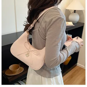 Sac à épaule rose chic pour femme avec joli nœud et charm cœur, idéal pour le quotidien.
