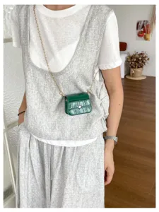 Grüne Mini Umhängetasche Detail, süße Kroko geprägte PU Leder Schultertasche mit Goldkette.
