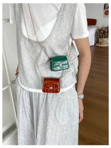 Mini Krokodilmuster Umhängetasche Kettendetail, glänzendes modisches Trend Accessoire.