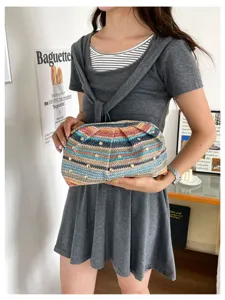 Καλοκαιρινή υφαντή πλεisé τσάντα clutch για γυναίκες, κομψή ριγέ τσάντα χειρός.
