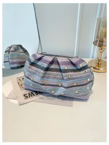 Καλοκαιρινή κομψή πτυχωτή τσάντα clutch με χρωματιστές υφαντές ρίγες και χρυσά τρουκς.